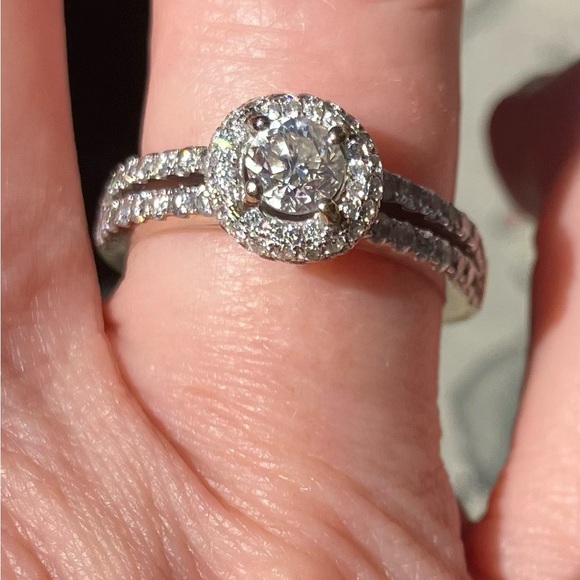 Authentic 14 Kt White Gold Diamond Halo Ring. - Picture 11 of 13